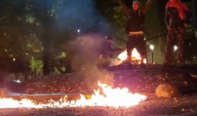 Începe ANARHIA în SUA! Manifestanţi înarmaţi cu puşti de asalt au început SĂ ARDĂ steaguri americane